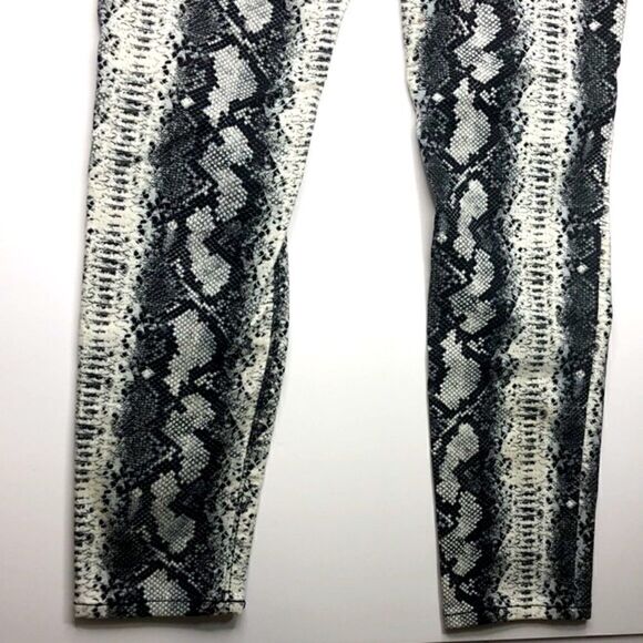 TINSELTOWN 7 Black & White Snakeskin Stretch High-Waisted Jeans - Picture 5 of 10